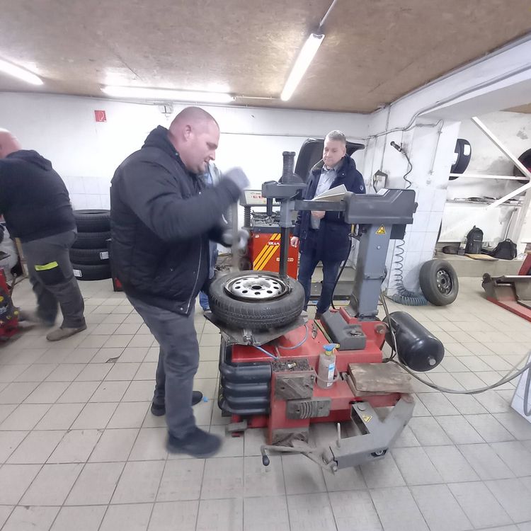 Gumiabroncs javító és kerékkiegyensúlyozó szakmai vizsga